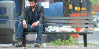 Грустный Киану Ривз мем, Киану Ривз на остановке