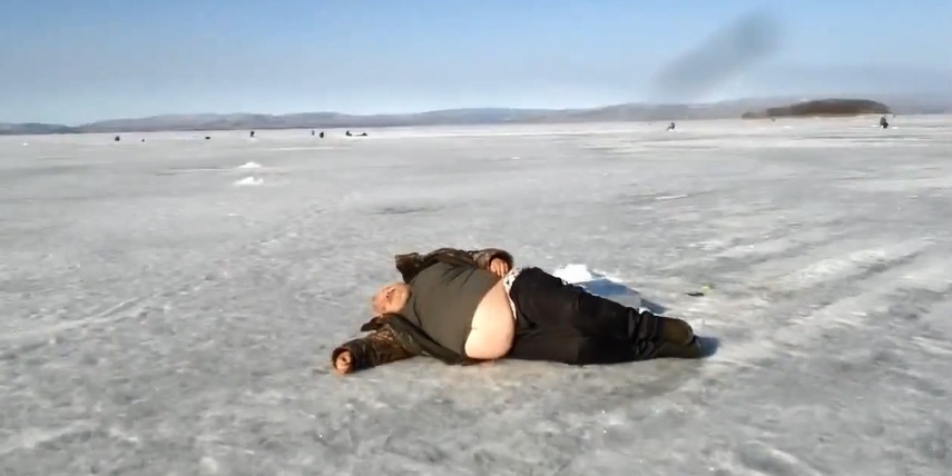 мужик лежит на льду на рыбалке видео