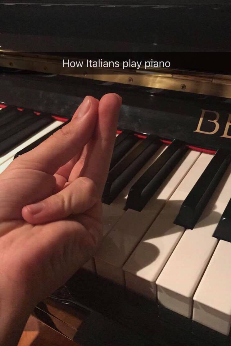 мем итальянский жест, мем как итальянцы, как итальянцы делают это, делай как итальянец, жест итальянца, сомкнутые пальцы жест, сомкнутые пальцы мем