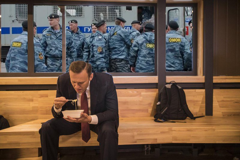 навальный ест доширак (4)