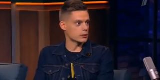 юрий дудь вечерний ургант, юрий дудь пригласил земфиру, юрий дудь в вечернем урганте видео, юрий дудь и иван ургант, иван ургант и юрий дудь, вдудь вечерний ургант, дудь задает вопросы урганту, дудь вопросы урганту, дудь о земфире