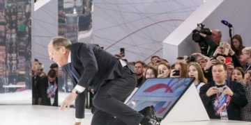 лавров упал фото