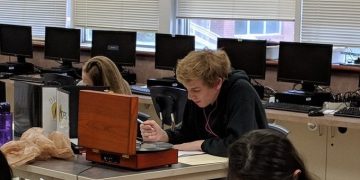 школьник принёс на экзамен проигрыватель