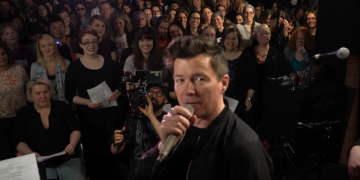 рик эстли c хором