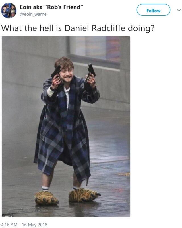 Рэдклифф в халате с пистолетами