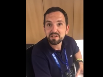 журналистка берет интервью у испанца