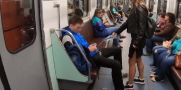 Феминистка облила мэнспредеров