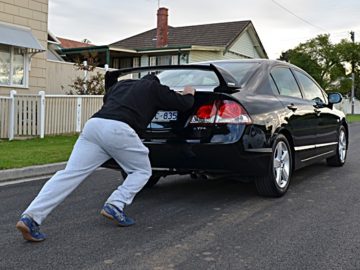дома одна оригинал толкает машину
