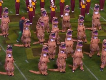 Динозавры на стадионе