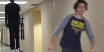 Левитирующий чёрный парень