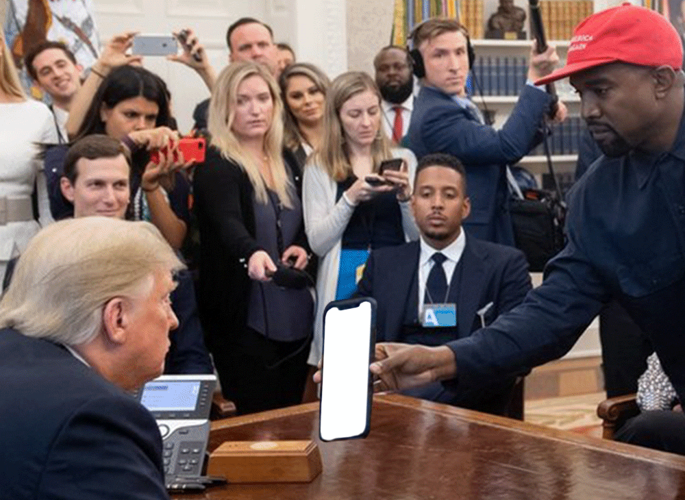 Канье Уэст показывает телефон Трампу