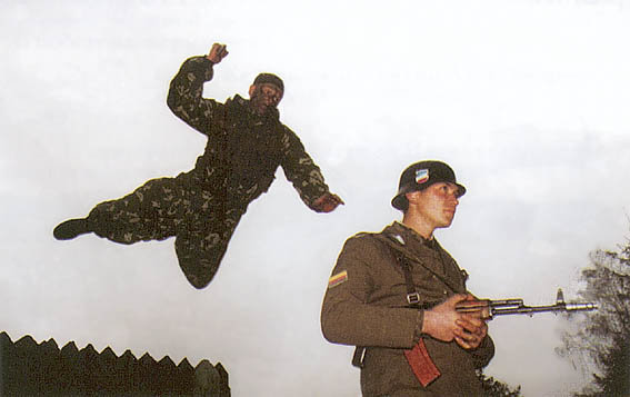 Спецназовец прыгает на солдата