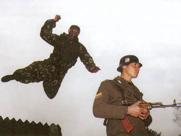 Спецназовец прыгает на солдата