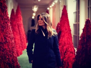 Красные елки Мелании Трамп