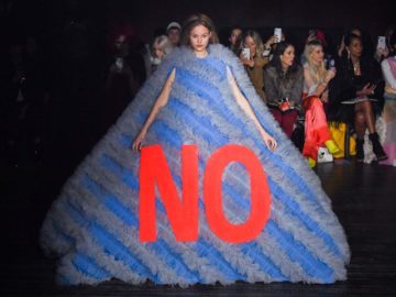 атья с интернет-слоганами на неделе моды в Париже