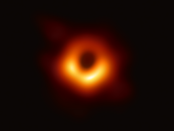 Фотография черной дыры
