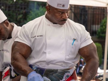 Мускулистый повар