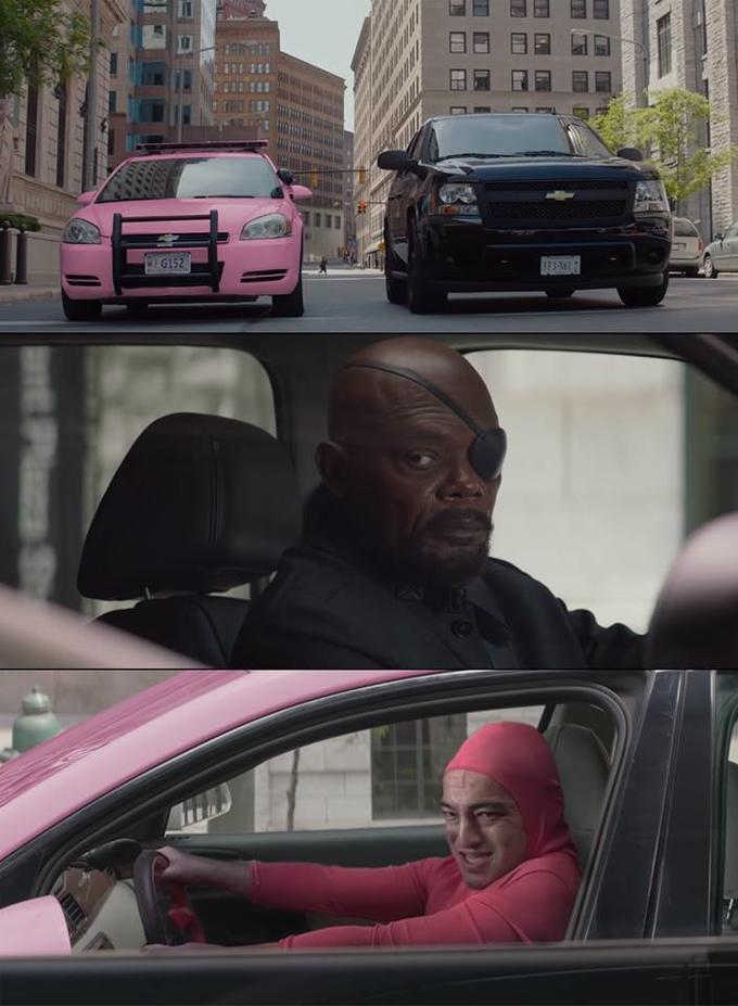 Ник Фьюри в машине смотрит на розового парня