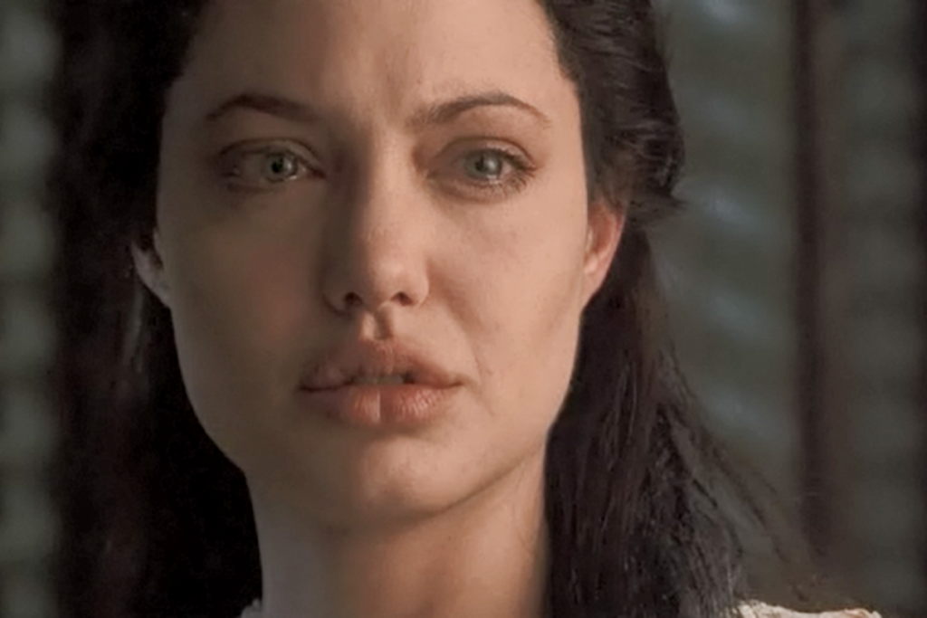 Анджелина Джоли плачет