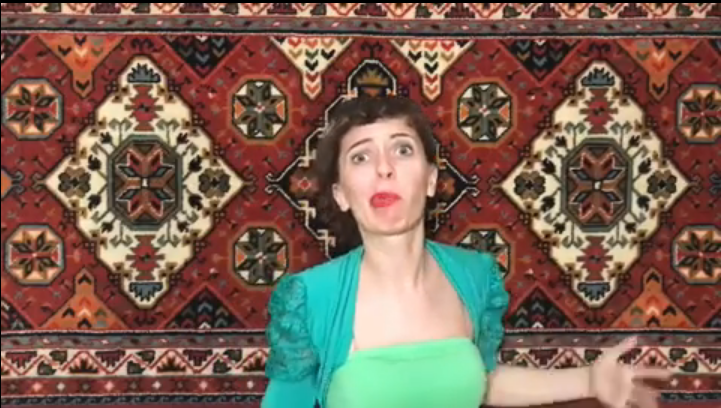 Блогерша Юлия Поломина сняла рекламу "Сбербанка" в стиле 90-ых