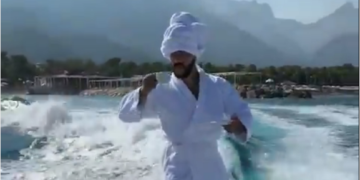 Тимати в халате пьет кофе на серфе