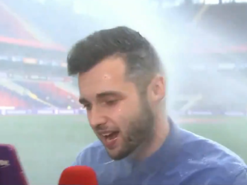 журналиста облили поливалки на футбольном поле