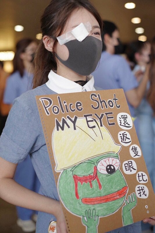 лягушонок Пепе в каске - символ протестов в Гонконге