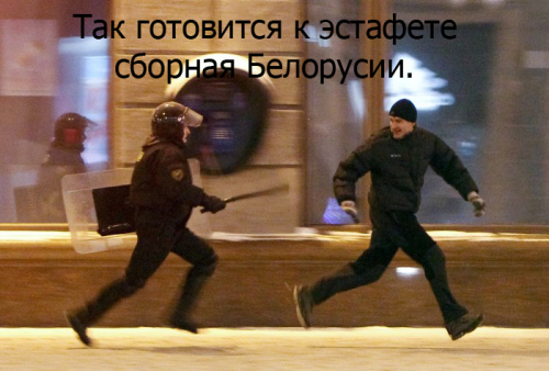 Протестующий убегает от полицейского