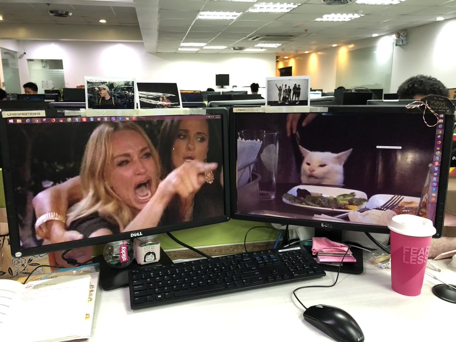 Мем с орущими на кота женщинами перенесли на экраны гаджетов