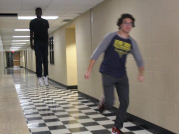 парящий в воздухе парень