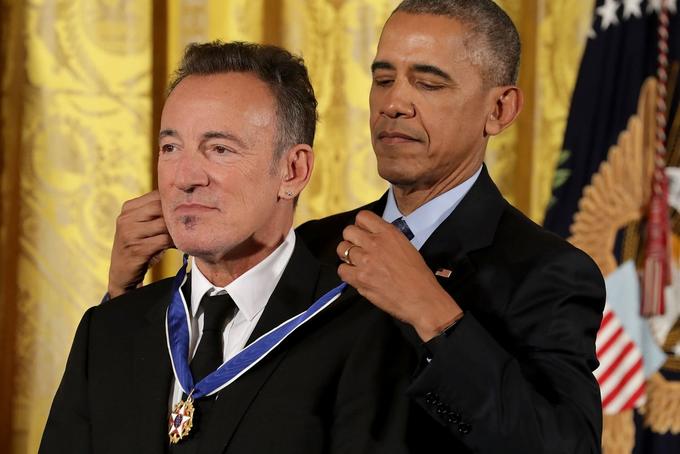 Обама награжадет Обаму медалью - оригинал