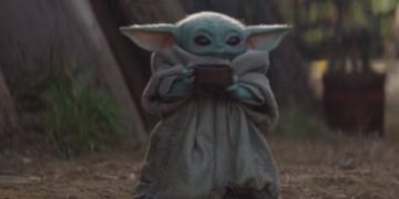 Малыш Йода пьет из чашки