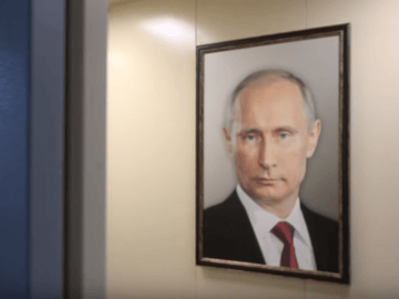 потрет Путина в лифте