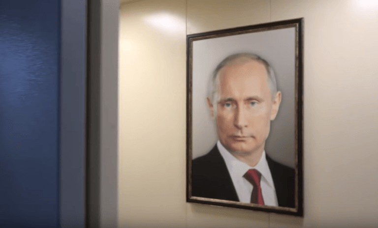 потрет Путина в лифте