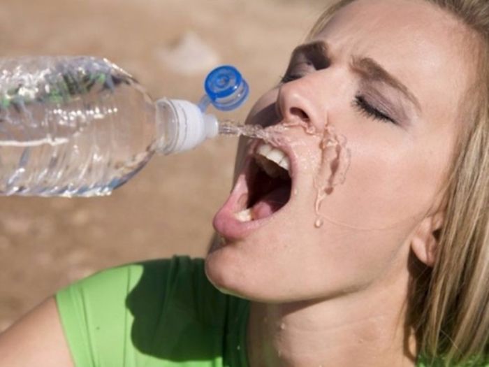 женщины пьют воду фото