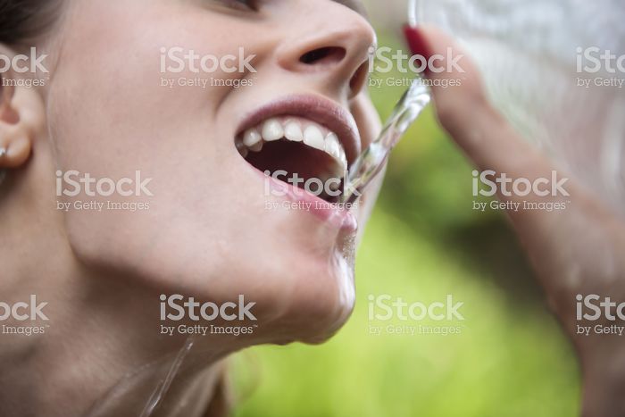 Женщины не умеют пить воду