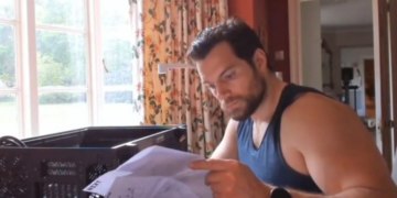 Генри Кавилл собрал компьютер