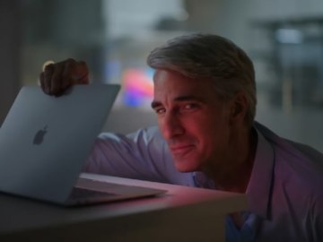 Крейг Федериги смотрит в MacBook