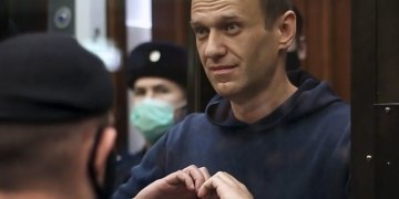 Навального посадили