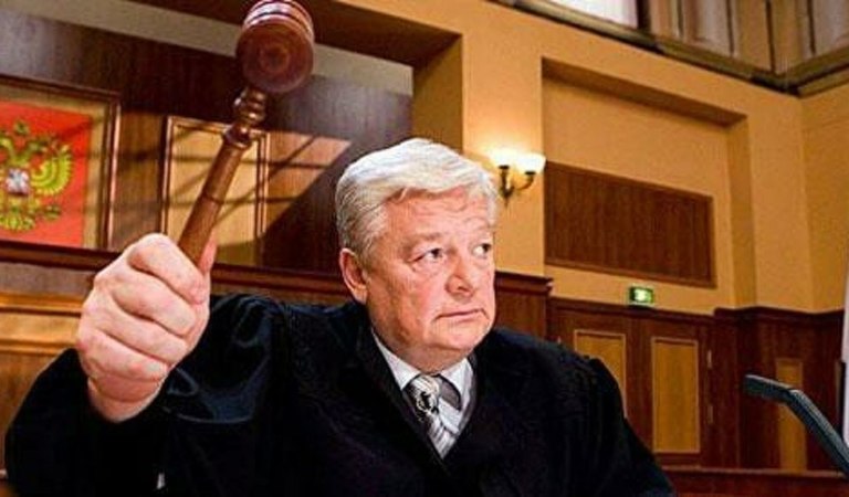 Умер судья из мема “Полностью оправдан”