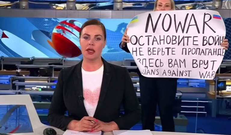 Сотрудница Первого канала появилась в прямом эфире с плакатом “No War”