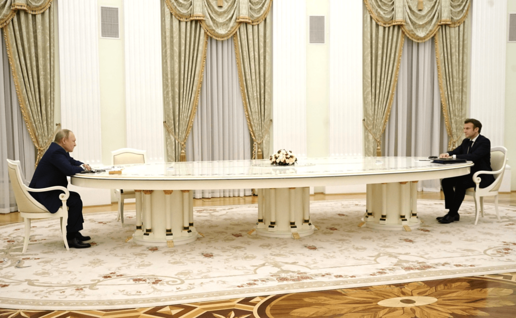 Длинный стол Путина 