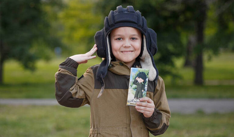 Шоколад “Алешка” и “Мальчик Z”. Как Леша Павличенко стал символом поддержки войны в Украине