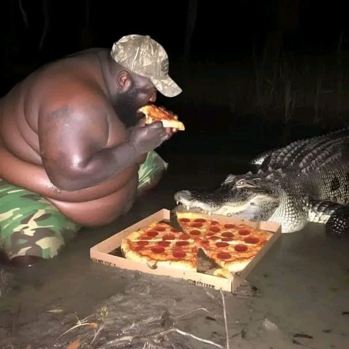 Толстяк ест пиццу и бьет аллигатора (Fat man eats pizza and kicks an alligator) 