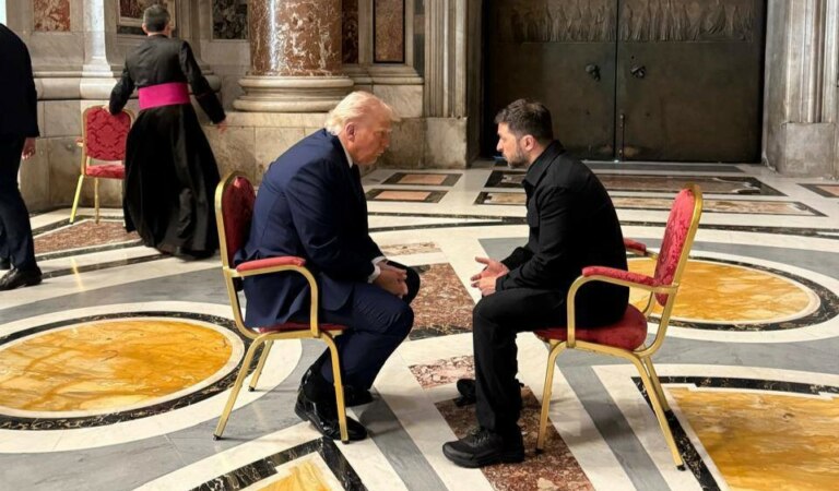 Зеленский с Трампом и Макроном в Ватикане попали на фотожабы