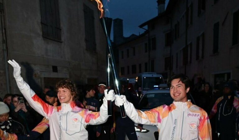 ΠΠΎΠ½Π½ΠΎΡ Π‘ΡΠΎΡΡΠΈ ΠΈ Π₯Π°Π΄ΡΠΎΠ½ Π£ΠΈΠ»ΡΡΠΌΡ ΠΏΡΠΎΠ½Π΅ΡΠ»ΠΈ ΠΎΠ»ΠΈΠΌΠΏΠΈΠΉΡΠΊΠΈΠΉ ΠΎΠ³ΠΎΠ½Ρ ΠΈ Π·Π°ΠΆΠ³Π»ΠΈ ΡΠ΅ΡΠ΄ΡΠ°